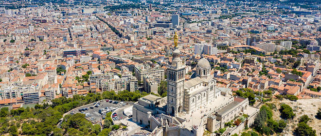 Vue de Notre-Dame-de-la-Garde a Marseille.
