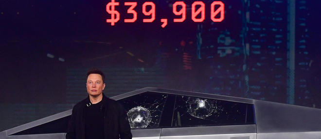  Moment de solitude pour Elon Musk au Tesla Design Center, à Hawthorne, au moment de la présentation de son cybertruck blindé dont les vitres se sont étoilées sous les coups, contrairement aux prévisions
