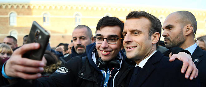 Lors de son long bain de foule au milieu des etudiants, a Amiens, Emmanuel Macron a confie qu'il trainait la reforme de la baisse des APL << comme un boulet >>.