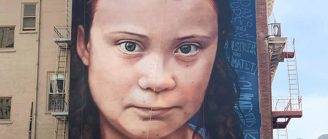 Le portrait de la jeune activiste Greta Thunberg est peint sur un mur entier de San Francisco.