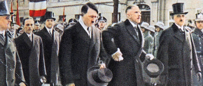 Adolf Hitler (avec son haut-de-forme a la main) et le vice-chancelier von Papen a Berlin, en 1933