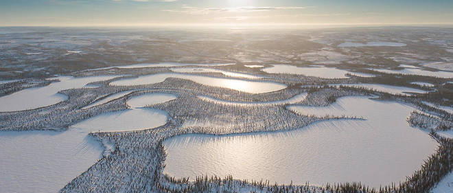 La mosaique de lacs et rivieres gelees autour de la Ice Road (la route de glace) entre Inuvik et Aklavik, dans les Territoires du Nord-Ouest au Canada.
