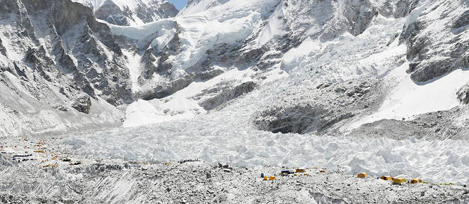 Le glacier du Khumbu dans l'Everest.
