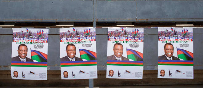 Trente ans apres son accession au pouvoir, le Swapo n'a plus la confiance pleine et entiere des Namibiens. Ici, des affiches electorales dans les tribunes d'un stade le 23 novembre 2019, a Windhoek. 