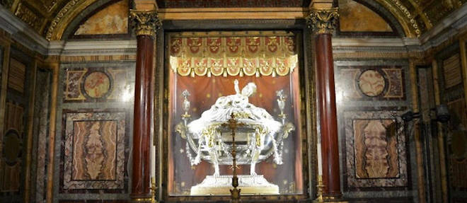 La relique dite du "Saint-Berceau", conservee a Rome, doit etre transferee a Bethleem le 30 novembre.