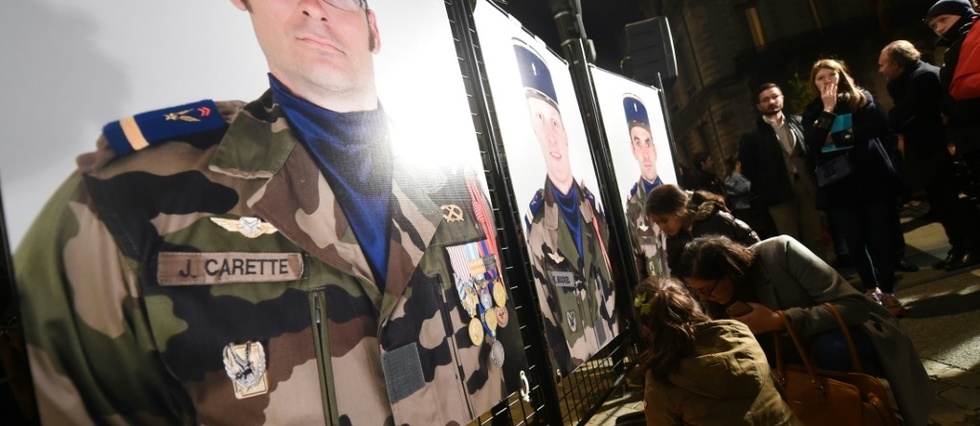 Hommage et questions apres la mort de 13 militaires francais au Mali