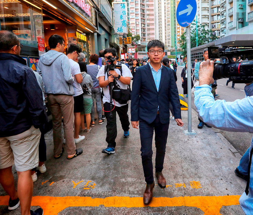 Plebiscite. Joshua Wong, dont la candidature a ete rejetee aux elections locales, se presente au bureau de vote le 24 novembre. Le camp pro-democratie a remporte 17 des 18 conseils de district en jeu.