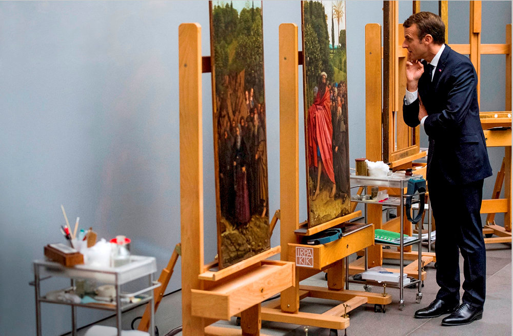  Inspire. Le president au musee des Beaux-Arts de Gand, en Belgique, le 19 novembre 2018. Il decouvre le visage original du saint Antoine du retable de << L'agneau mystique >>, chef-d'oeuvre des freres Van Eyck tout juste restaure.