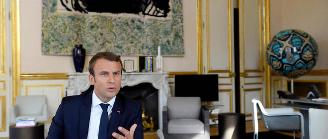Le salon d'angle, dans lequel s'est installe Emmanuel Macron.
