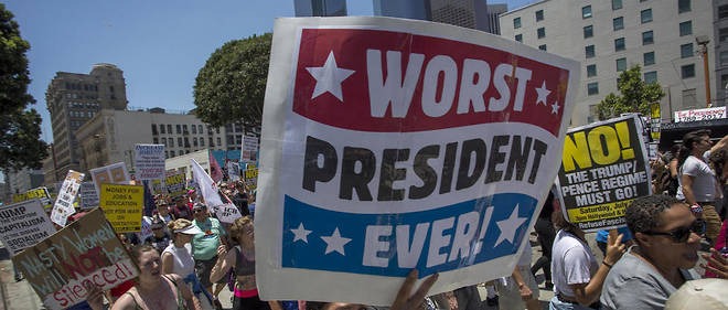 Lors d'une manifestation a Los Angeles appelant a destituer Donald Trump.  
