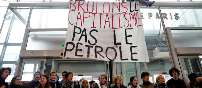 Des militants opposes au Black Friday bloquent le centre commercial de La Defense, pres de Paris, le 29 novembre 2019.
