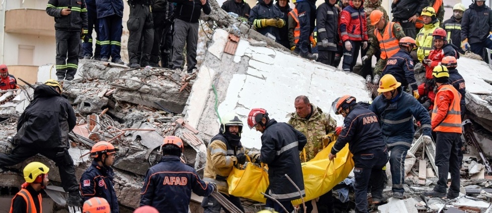 L'Albanie enterre ses morts après un séisme qui a fait près de 50 morts