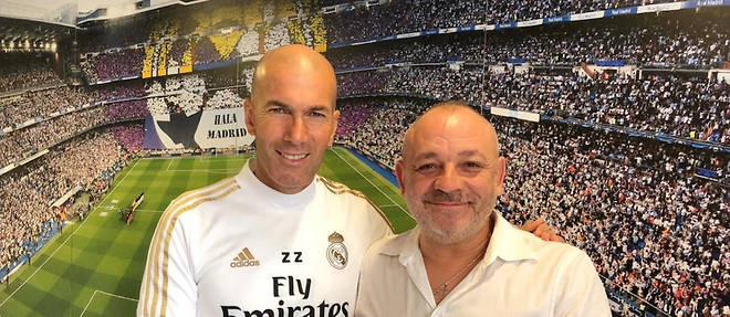 Frederic Hermel (a droite) a rencontre Zidenine Zidane (a gauche) en 2001. Entre le journaliste et le footballeur s'est nouee une relation tres forte. De cette histoire est ne un livre.

