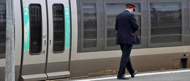 Controleur SNCF en Bretagne. L'age moyen de depart en retraite a la SNCF est de 56,9 ans.
