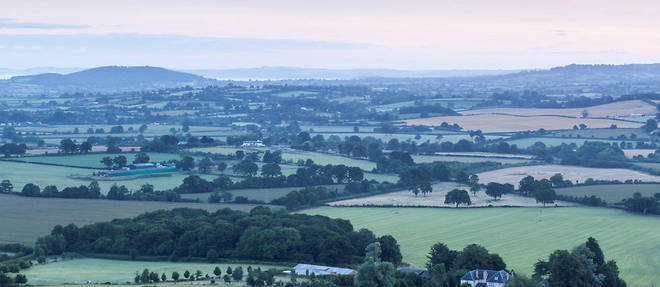 Les calmes vallees, ou paissent vaches et moutons, et les pelouses immaculees illustrent jusqu'a la caricature ce coin tranquille du Hampshire (sud de l'Angleterre).
