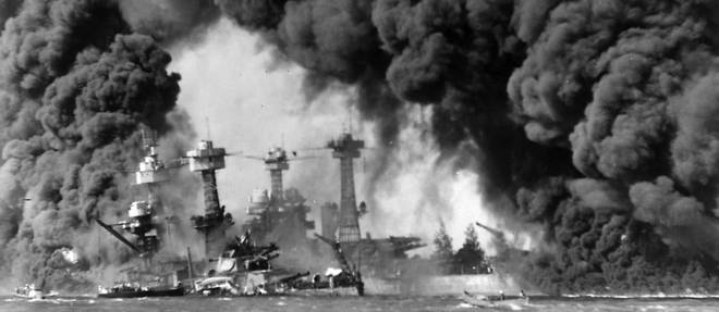 Navires en feu a Pearl Harbor le 7 decembre 1941.
