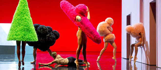 "Sous apparence", par le Ballet de l'Opera national de Paris en 2012. Choregraphie : Marie-Agnes Gillot, costumes : Walter Van Bierendonck.
