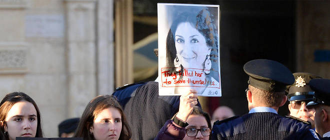 Manifestants brandissant des portraits de la journaliste maltaise assassinee, devant le Parlement de La Valette pendant un conseil des ministres. 
