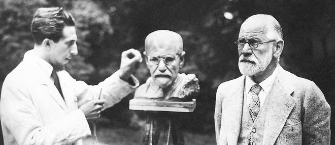 Photo datant de 1931.  Sigmund Freud pose pour un sculpteur a Vienne.
