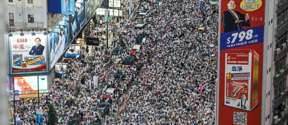 Grande manifestation a Hong Kong pour les six mois de contestation