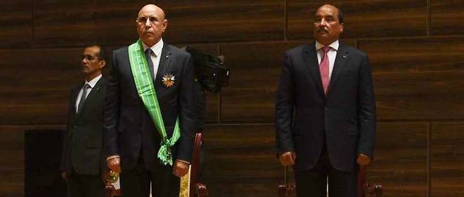 Passation de pouvoir entre Mohamed Ould Abdelaziz (a droite) et Mohamed Ould Ghazouani, a Nouakchott, le 1er aout 2019. 
