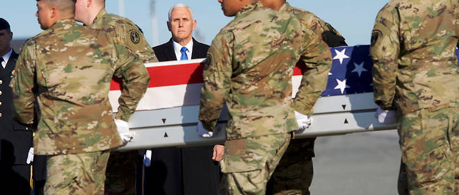 Le vice-president americain Mike Pence salue le cercueil d'un soldat tombe en Afghanistan.
