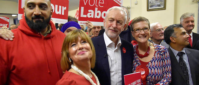 Jeremy Corbyn tout sourire a Dudley, le 21 novembre 2019. Mais le resultat du scrutin pourrait faire passer l'envie de rire aux travaillistes.
