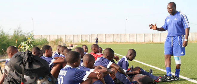 Cree en 2003, l'Institut Diambars au Senegal forme de jeunes Africains au football. 

