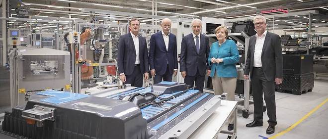 Angela Merkel (2e en partant de la droite) a pese de tout son poids pour que l'Europe se dote d'une filiere de developpement et de production de batterie, essentielle au moment ou l'industrie automobile est contrainte de se convertir a l'electrification.
