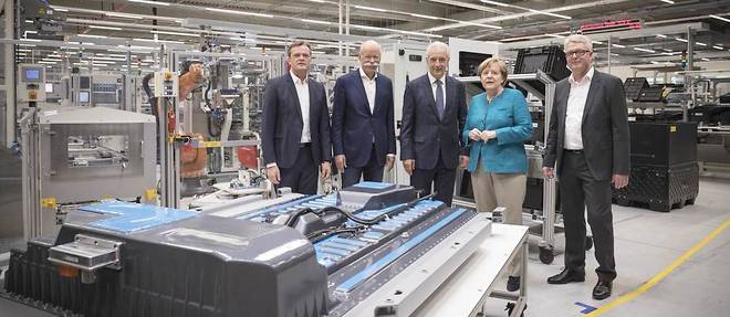 Angela Merkel n'a pas attendu l'Europe pour pousser a une filiere batteries allemande, ici en mai 2017 lors de l'inauguration de la deuxieme usine du genre de Daimler.