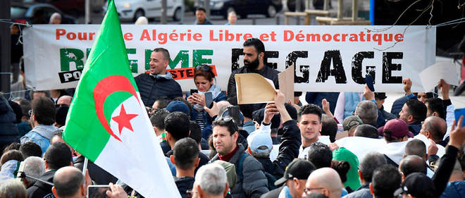 Depuis le 22 fevrier, les Algeriens envahissent les rues des villes du pays pour protester contre le pouvoir en place. 
