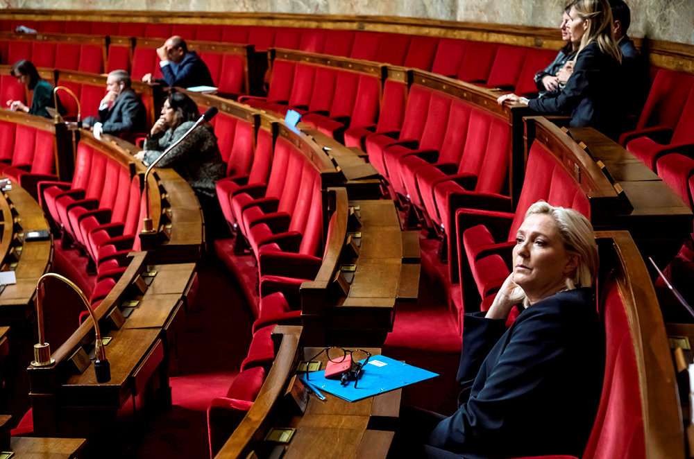 
        Mandat. Marine Le Pen, presidente du Rassemblement national, assiste a un debat sur les politiques migratoires a l'Assemblee nationale, le 7 octobre.  
