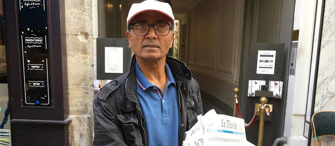 Ali Akbar, 67 ans, vend des journaux depuis plus de quarante ans. Il veut aujourd'hui "se poser".
