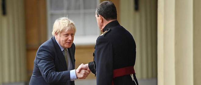L'ecuyer de la reine accueille Boris Johnson a son arrivee a Buckingham Palace.
