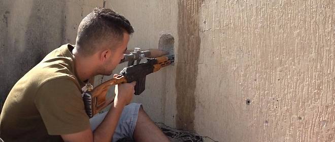Un combattant de la milice de Misrata qui defend sa position face aux forces du general Haftar.
