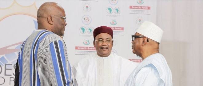 Les presidents du G5 Sahel se retrouvent ce dimanche a Niamey aurour du chef de l'Etat nigerien Mahamadou Issoufou, ici au centre, en compagnie du Malien Ibrahim Boubacar Keita a droite et du burkinabe Roch Marc Christian Kabore.
