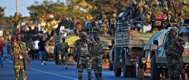 Des soldats senegalais membres des forces de la Cedeao entrent le 22 janvier 2017 dans la ville pour assurer le retour d'Adama Barrow en Gambie afin qu'il soit officiellement reconnu comme le nouveau president elu.

