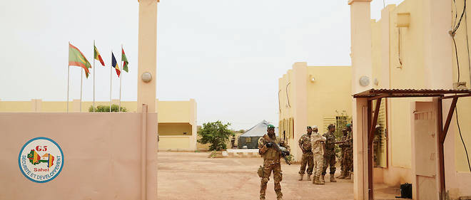 Un militaire malien de la force conjointe G5 Sahel monte la garde a l'entree du camp de Sevare.
