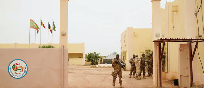 Un militaire malien de la force conjointe G5 Sahel monte la garde a l'entree du camp de Sevare.
