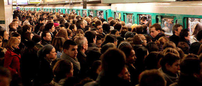 Apres plusieurs jours de greve du RER A les usagers empruntent des lignes alternatives. A Saint-Lazare, ils se rabattent sur les lignes de metro 3, 12 et 13. Paris.
