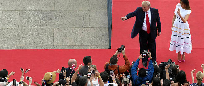 Donald Trump salue la foule le 4 juillet 2019 devant le Lincoln Memorial a Washington.
