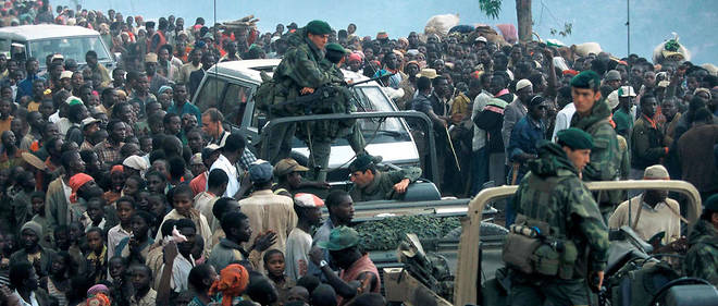Militaires francais participant a la protection d'un convoi humanitaire au Rwanda dans le cadre de l'operation Turquoise. RWANDA - 04/07/1994
