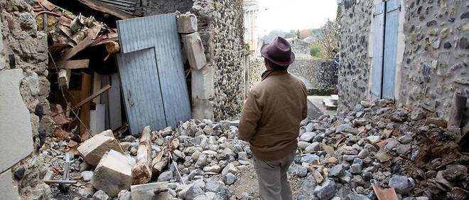 Degats causes par le seisme dans le quartier de Melasse.Olivier Peverelli , maire du Teil.
