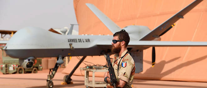 Un soldat francais protege un drone Reaper de l'armee de l'air, en 2016 a Niamey. Photo d'archive.
