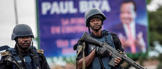 Des membres de la gendarmerie camerounaise patrouillent dans les rues de Buea, la capitale de la province anglophone du Sud-Ouest, le 3 octobre 2018.
