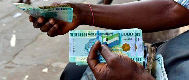 Change d'argent dans les rues de Freetown, en Sierra Leone, le 30 mars 2018.
