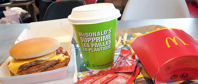 Depuis novembre 2019, McDonald's a supprime les pailles en plastique. Une loi va bientot l'obliger, comme les autres enseignes de restauration rapide, a se passer completement d'emballages jetables pour les repas consommes sur place.
