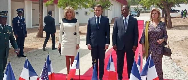 Au cours d'une ceremonie tres sobre, les presidents Macron et Ouattara ont devoile une stele << A la memoire du citoyen americain et des neuf militaires francais morts dans l'accomplissement de leur devoir >> et depose des gerbes aux couleurs ivoiriennes et francaises. 
