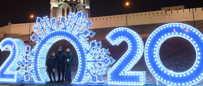 Le Nouvel An 2020 se prepare devant la mosquee Koul-Sharif a Kazan, en Russie.

