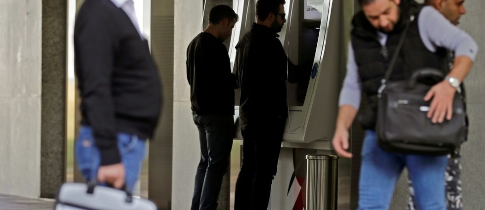 Liban: les banques retiennent les salaires des fonctionnaires, accuse un ministre